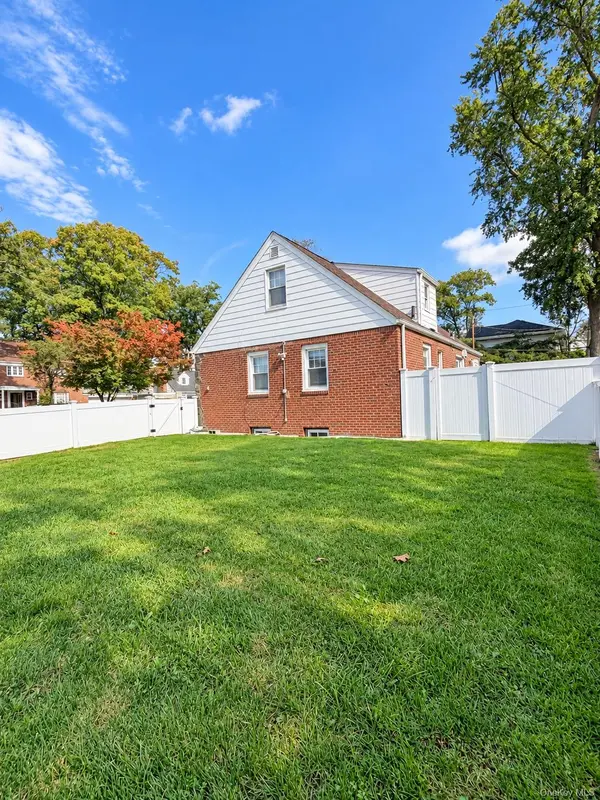 2 Oak DR, New Hyde Park, NY 11040