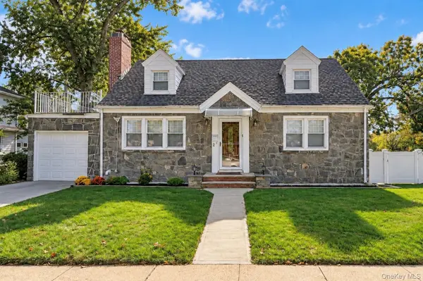 2 Oak DR, New Hyde Park, NY 11040