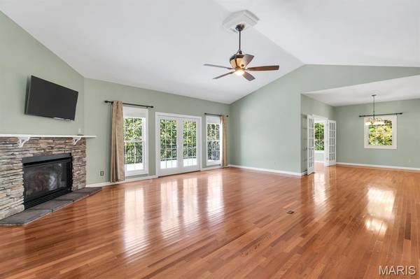 106 N Kings RD, Lake Sherwood, MO 63357