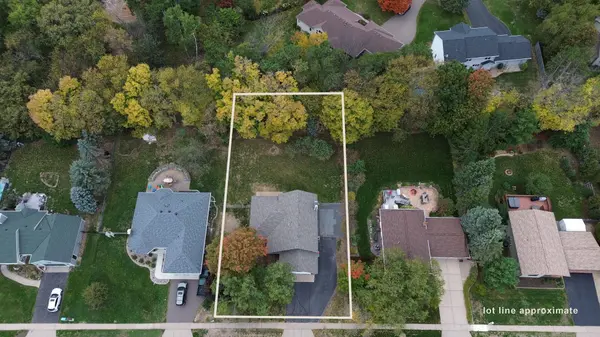 911 Grandview DR, Hudson, WI 54016