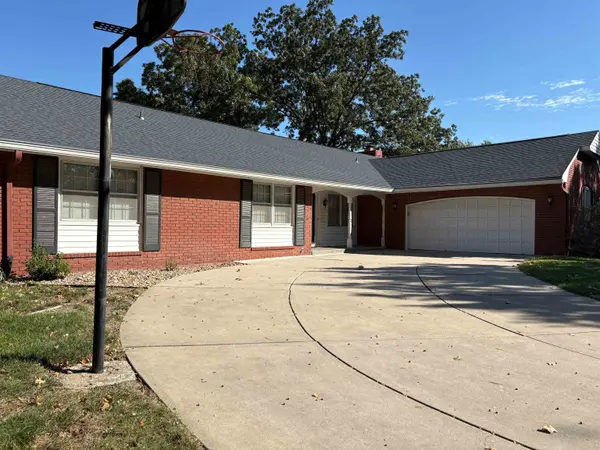 8310 E Brentmoor Lane, Wichita, KS 67206