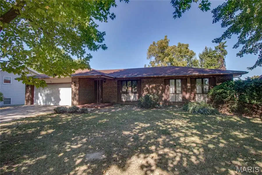 108 Bethany LN, Godfrey, IL 62035