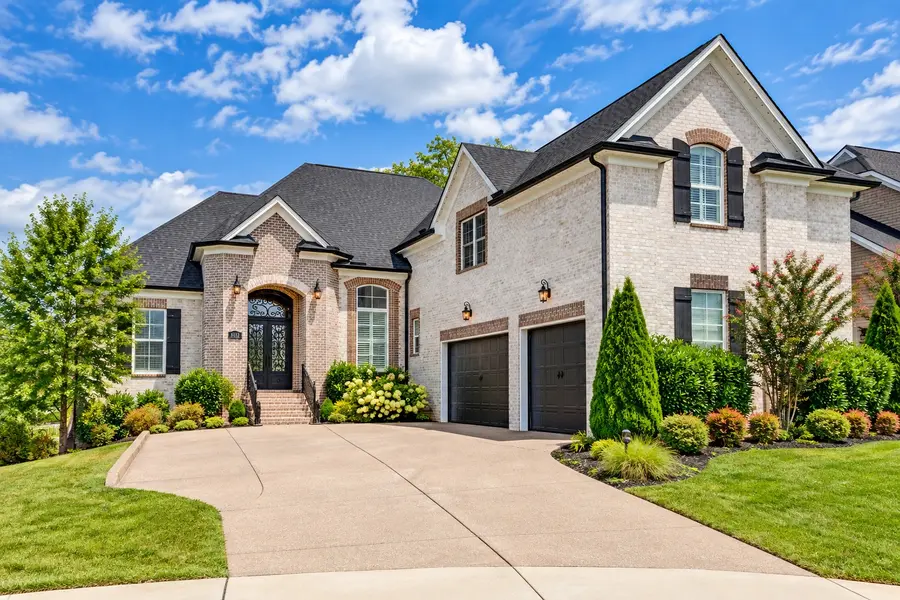 1012 Keeneland Dr, Gallatin, TN 37066