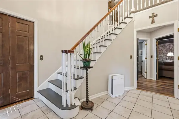 6825 Lakeshore DR, Raytown, MO 64133
