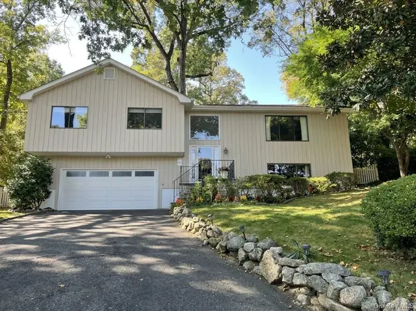 44 Hillside LN, New Rochelle, NY 10804