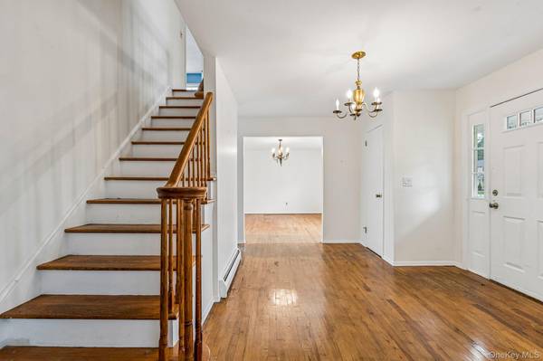 5 Edwin LN, Huntington, NY 11743