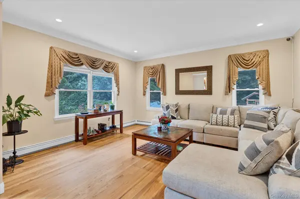 25 Pashen PL, Dix Hills, NY 11746