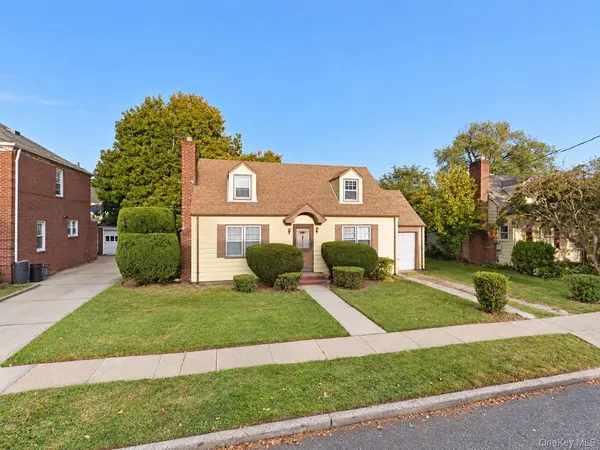 526 N 11th ST, New Hyde Park, NY 11040