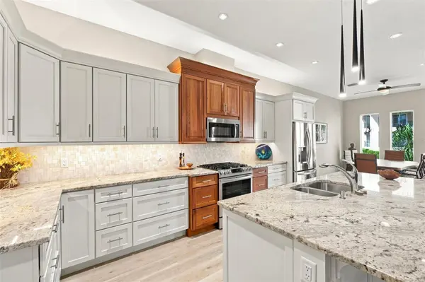 10 LINCOLN AVE S, St Petersburg, FL 33711