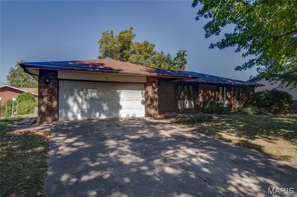 108 Bethany LN, Godfrey, IL 62035