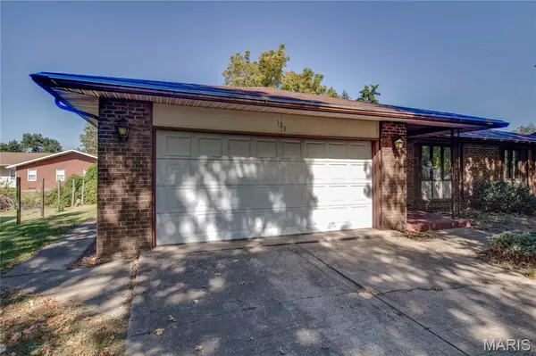108 Bethany LN, Godfrey, IL 62035