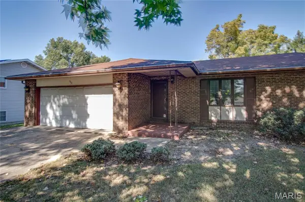 108 Bethany LN, Godfrey, IL 62035