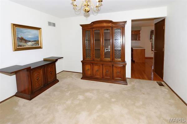 560 Running Creek DR, Ballwin, MO 63021