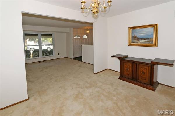 560 Running Creek DR, Ballwin, MO 63021