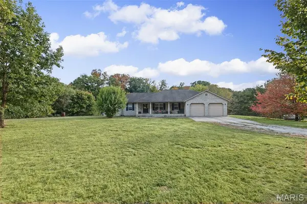 1416 Hidden Acres LN, Highland, IL 62249