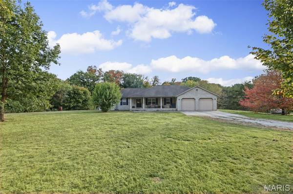 1416 Hidden Acres LN, Highland, IL 62249