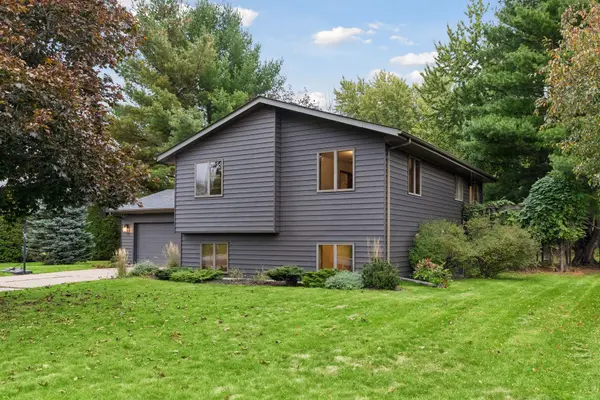 1112 Grandview DR, Hudson, WI 54016
