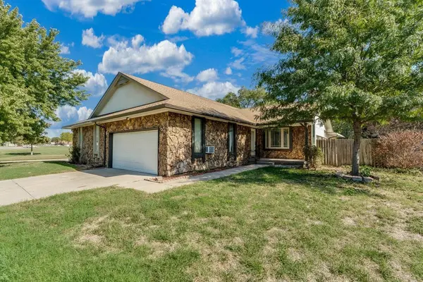 630 N Oak Forest Ln, Derby, KS 67037