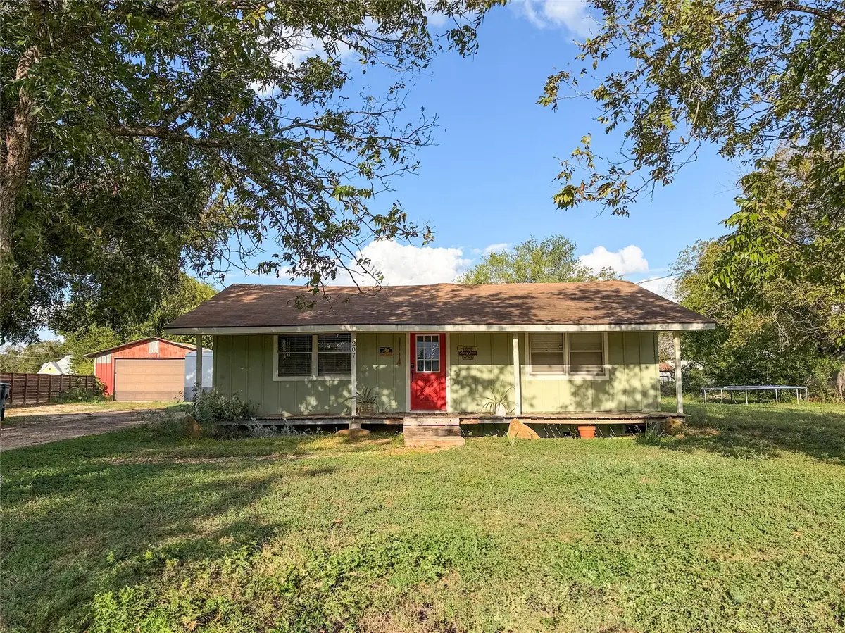 207 Crockett ST, Martindale, TX 78655