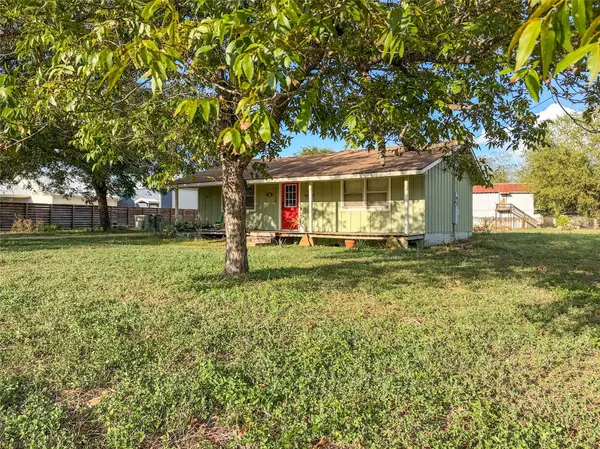 207 Crockett ST, Martindale, TX 78655