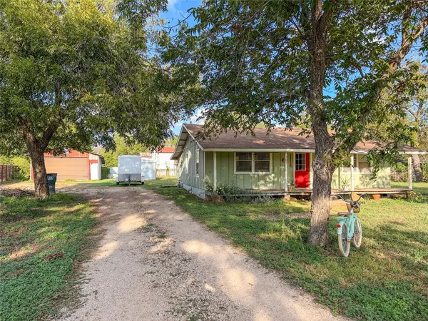 207 Crockett ST, Martindale, TX 78655