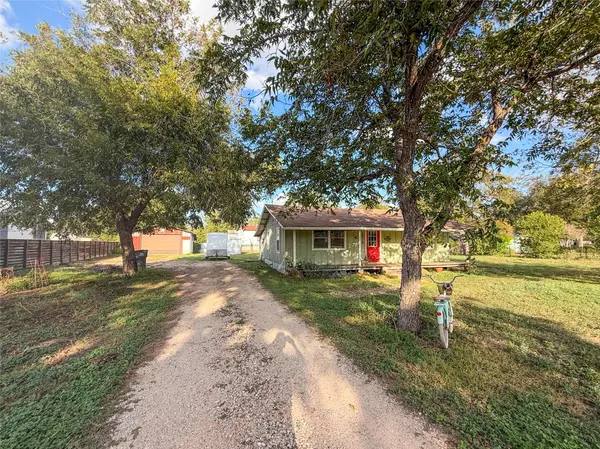 207 Crockett ST, Martindale, TX 78655