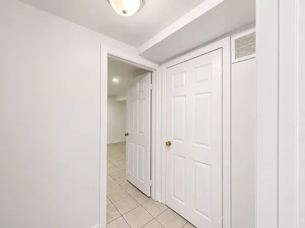 1113 Davenport RD #4, Toronto C02, ON M6G 2C3