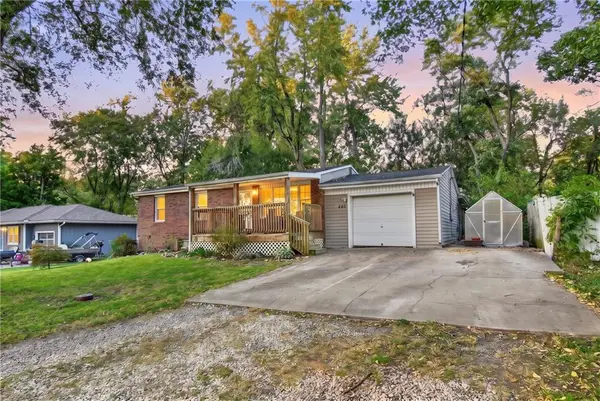 440 W Broadway ST, Peculiar, MO 64078