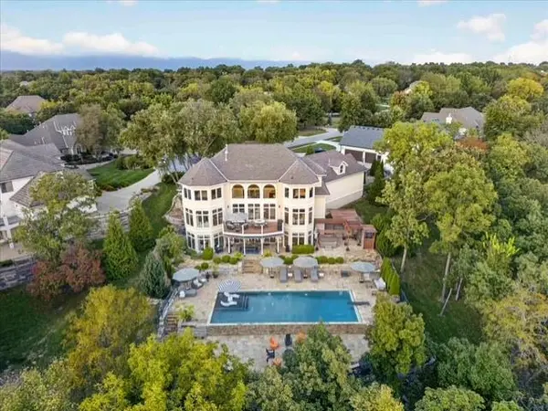 460 NW Riven Rock CIR, Lee's Summit, MO 64081