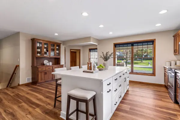 9813 Wedgewood CIR, Woodbury, MN 55125