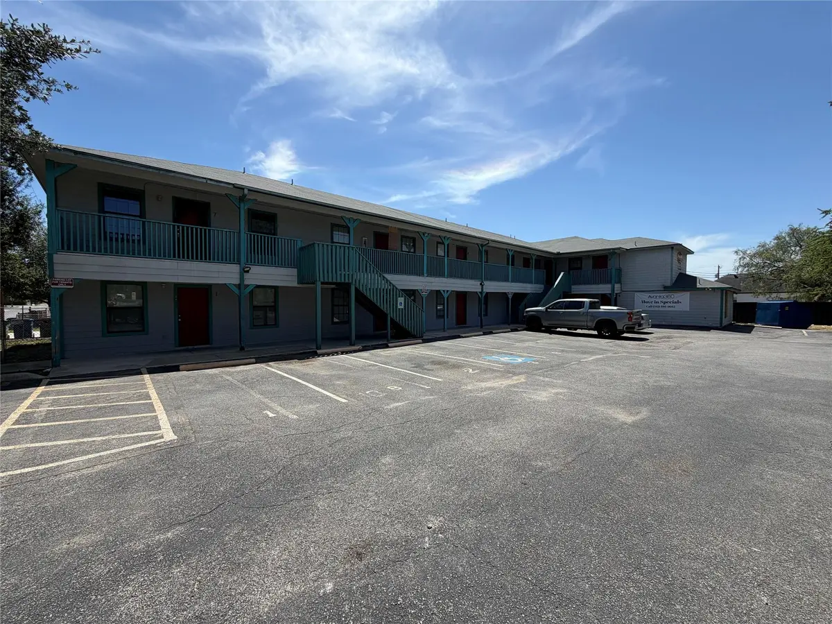 830 W Hutchins PL, San Antonio, TX 78221
