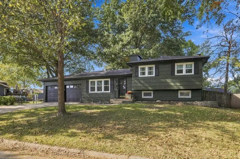 7402 Edgewood BLVD, Shawnee, KS 66203