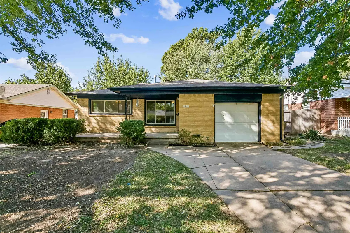 1221 N Derby Ave, Derby, KS 67037