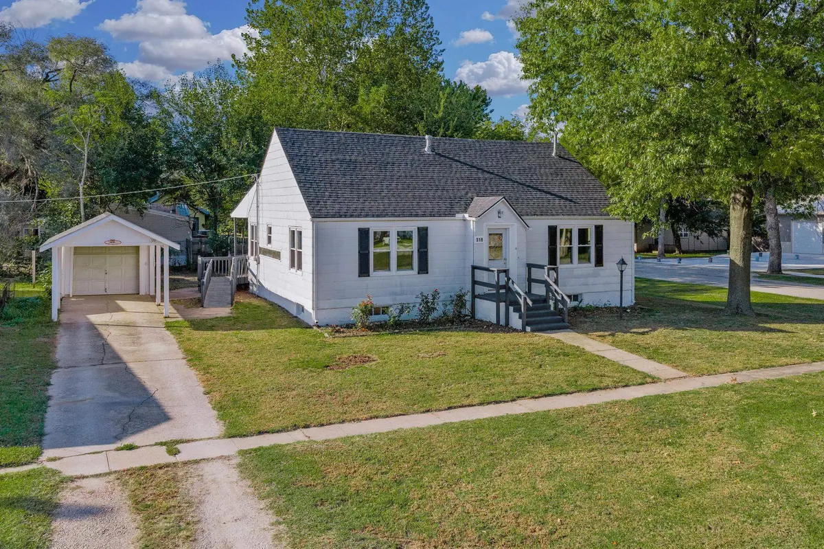 319 W 5th, Belle Plaine, KS 67013