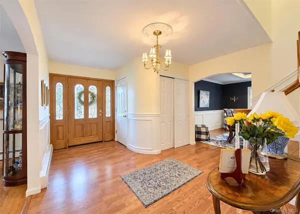 7 Colmar AVE, Lake Grove, NY 11755