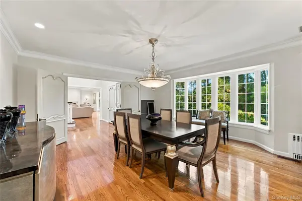 1335 Club DR, Hewlett Harbor, NY 11557