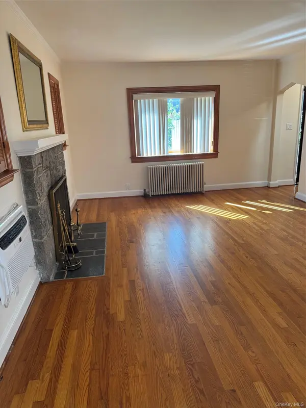 102 Hillside Park DR, New Hyde Park, NY 11040