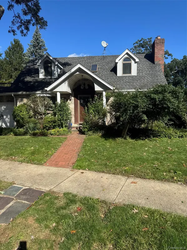 102 Hillside Park DR, New Hyde Park, NY 11040