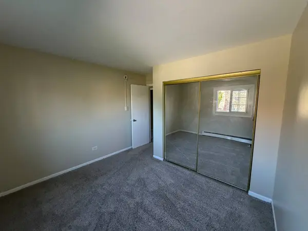121 W Elk TRL #221, Carol Stream, IL 60188