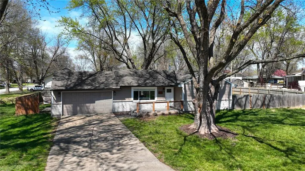1604 Ridgeway Dr DR, Greenwood, MO 64034