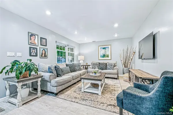 4 Bartlett Commons #4, Yaphank, NY 11980