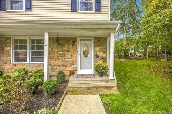 4 Bartlett Commons #4, Yaphank, NY 11980