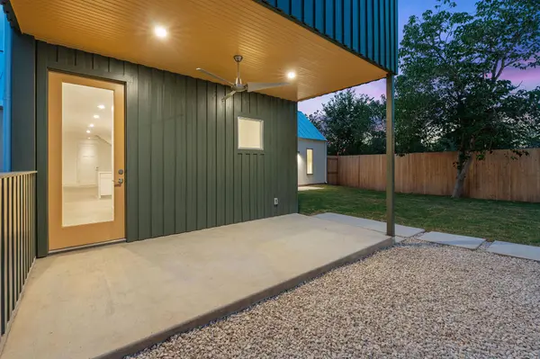 420 S Brazos ST, Lockhart, TX 78644