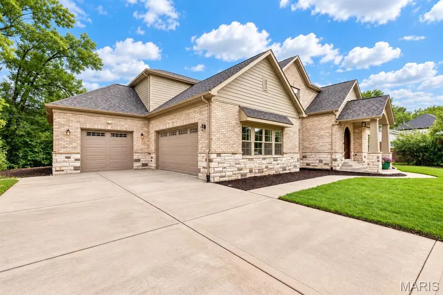 9 Bon Price LN, Olivette, MO 63132