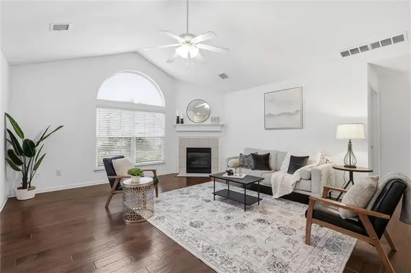 6122 NE KENSINGTON DR, Lee's Summit, MO 64064