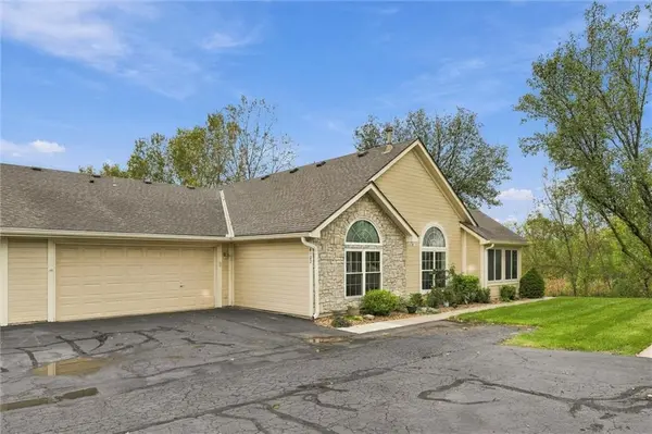6122 NE KENSINGTON DR, Lee's Summit, MO 64064