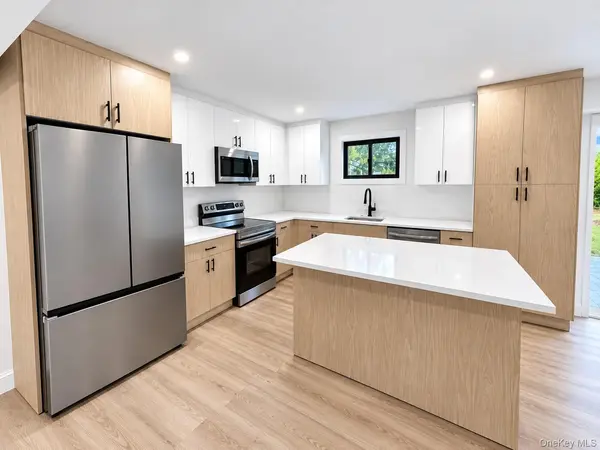 6 Sportsman CT, Shirley, NY 11967