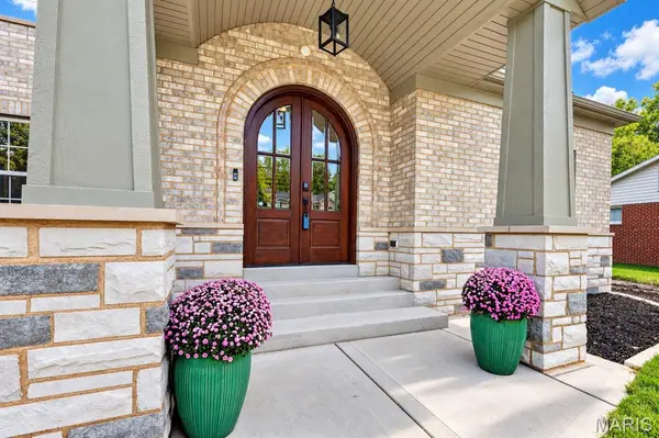 9 Bon Price LN, Olivette, MO 63132