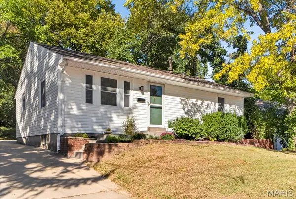 925 N Geyer RD, Kirkwood, MO 63122