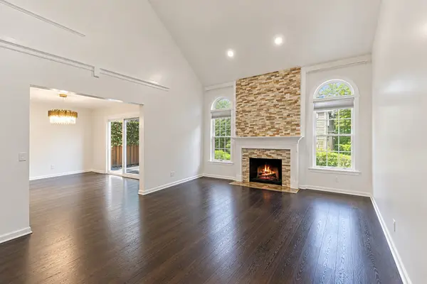 11124 Indian Woods DR, Indian Head Park, IL 60525